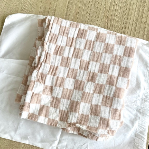 Itzy Ritzy Multi-Use Cover - Cream Checkered - Picture 2 of 4